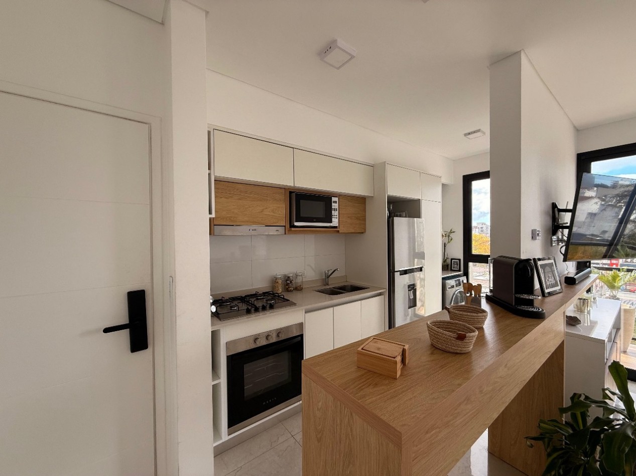 VENTA SEMIPISO DE 2 AMBIENTES CON COCHERA