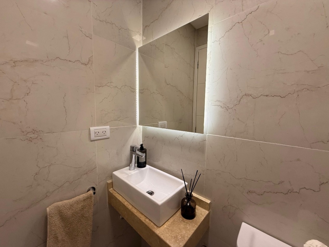 VENTA SEMIPISO DE 2 AMBIENTES CON COCHERA
