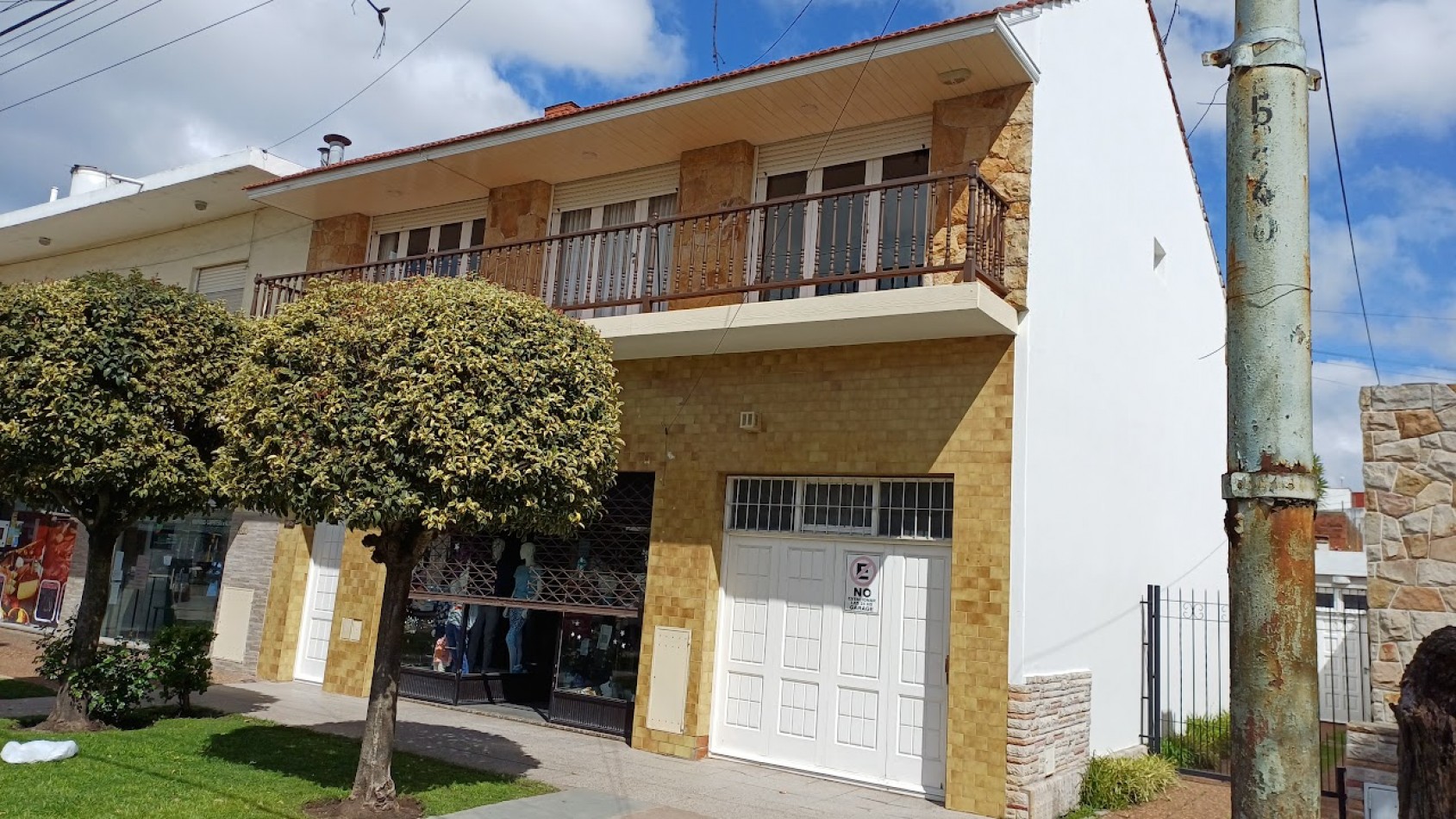CASA CON LOCAL A LA VENTA 