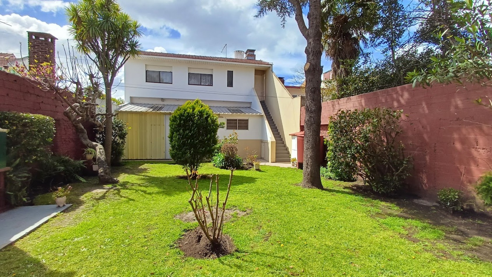 CASA CON LOCAL A LA VENTA 