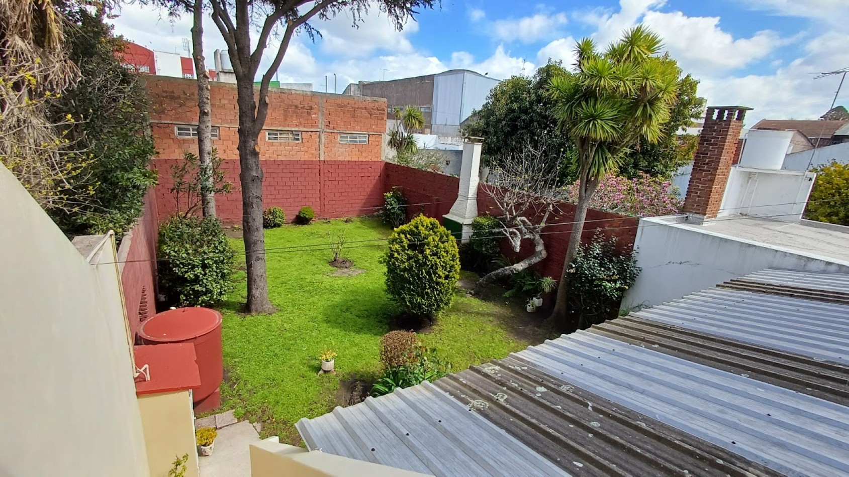 CASA CON LOCAL A LA VENTA 