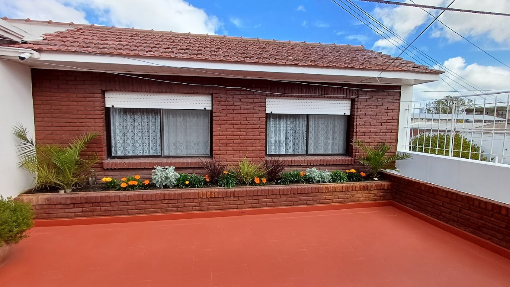 CASA CON LOCAL A LA VENTA 