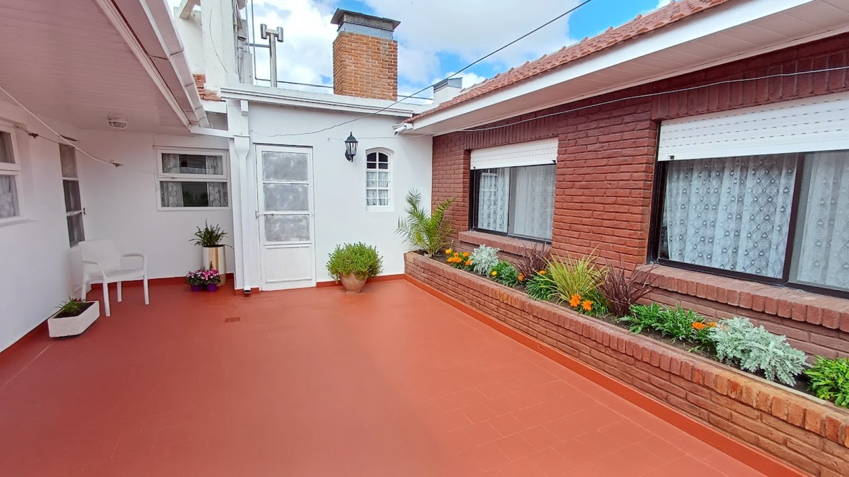 CASA CON LOCAL A LA VENTA 