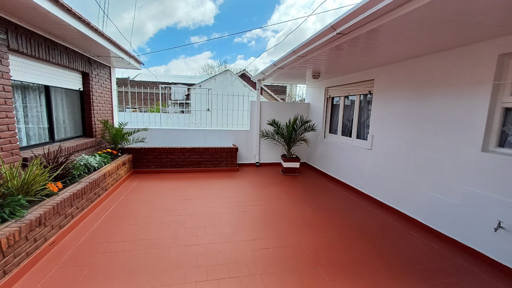 CASA CON LOCAL A LA VENTA 