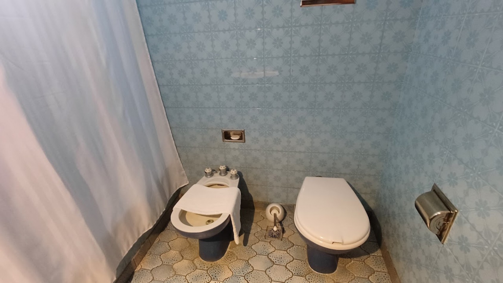 CASA CON LOCAL A LA VENTA 