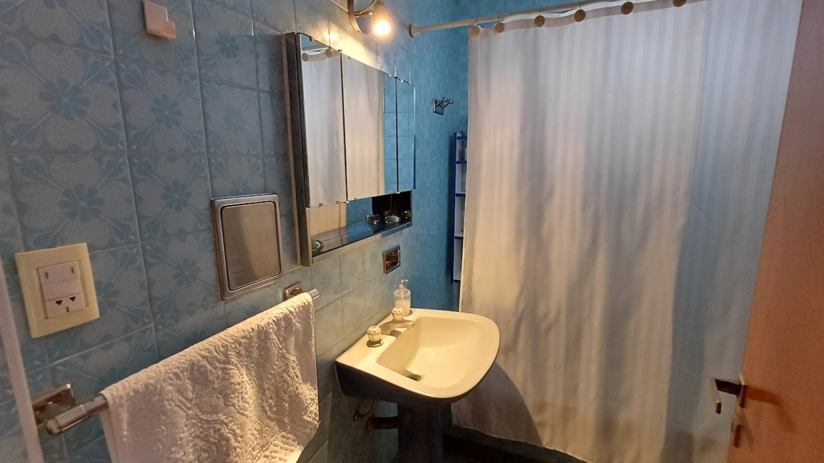CASA CON LOCAL A LA VENTA 