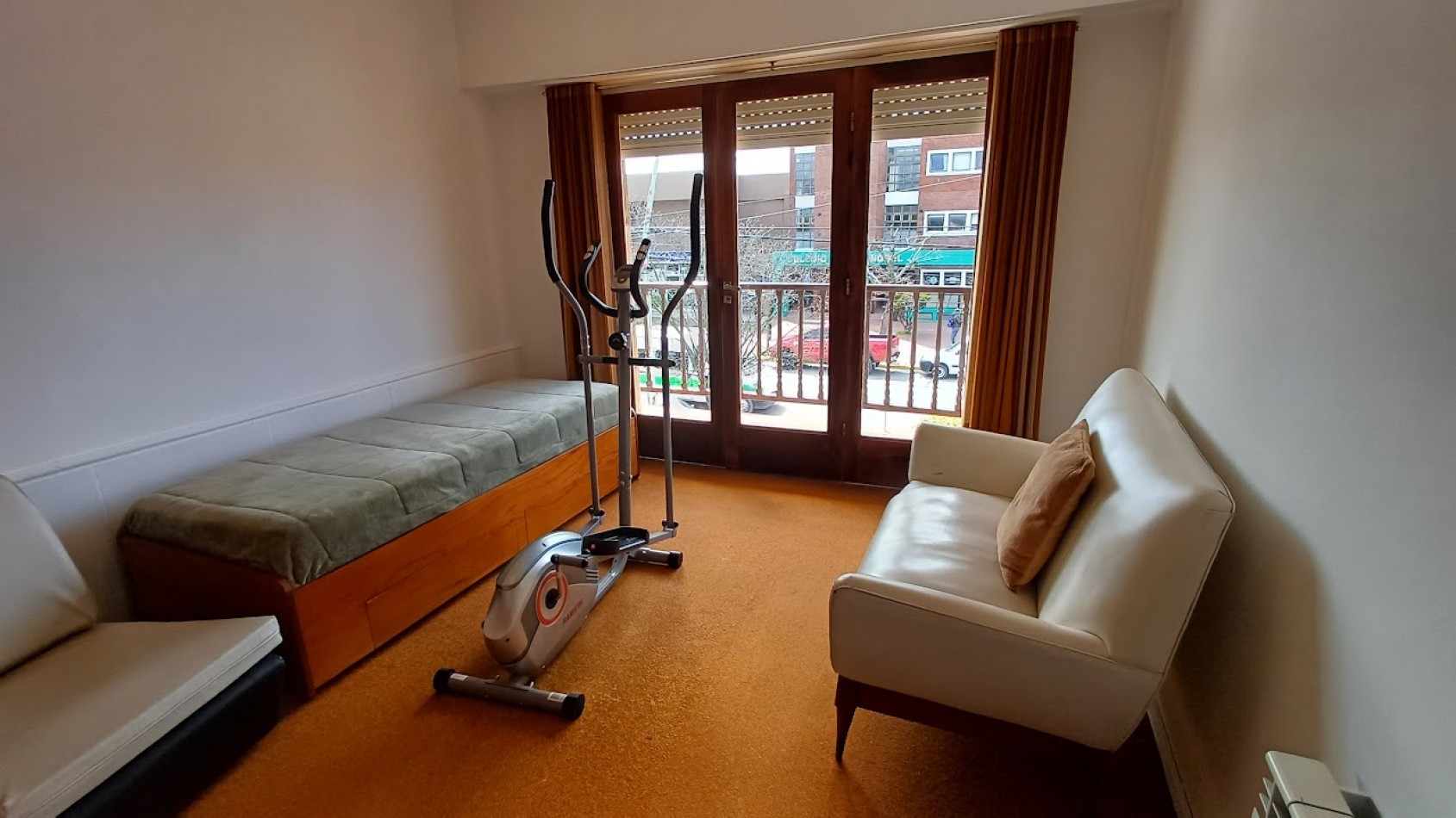 CASA CON LOCAL A LA VENTA 