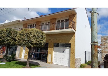CASA CON LOCAL A LA VENTA 